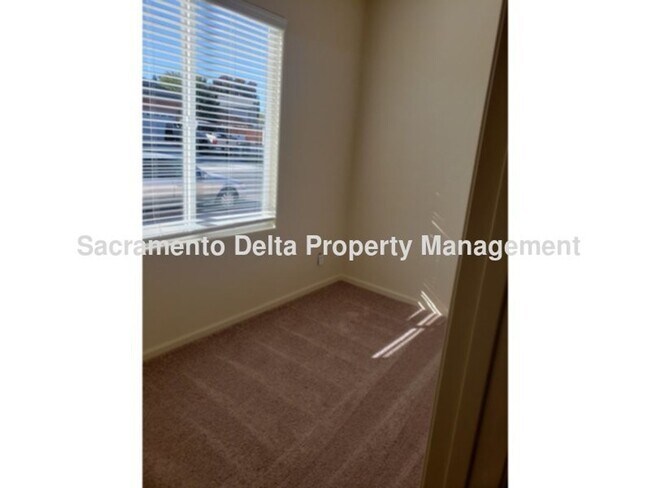Building Photo - 46-46 Butterwick Ct