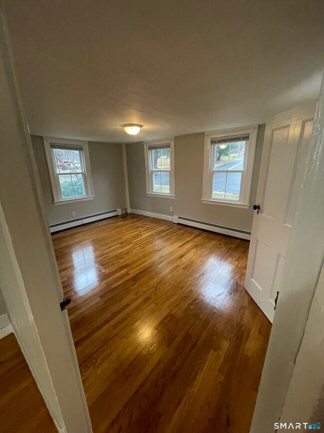 Building Photo - 9 Hicksville Rd