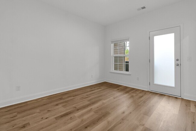 Building Photo - 502 Twin Rivers Dr