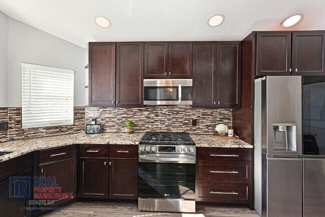 Building Photo - Impeccably Maintained Home in Summerfield Village - Lakewood Ranch!