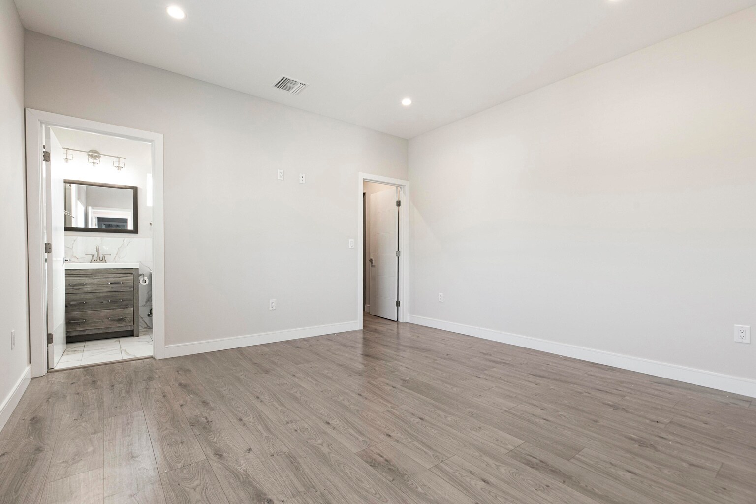 Building Photo - 9156 Morehart Ave