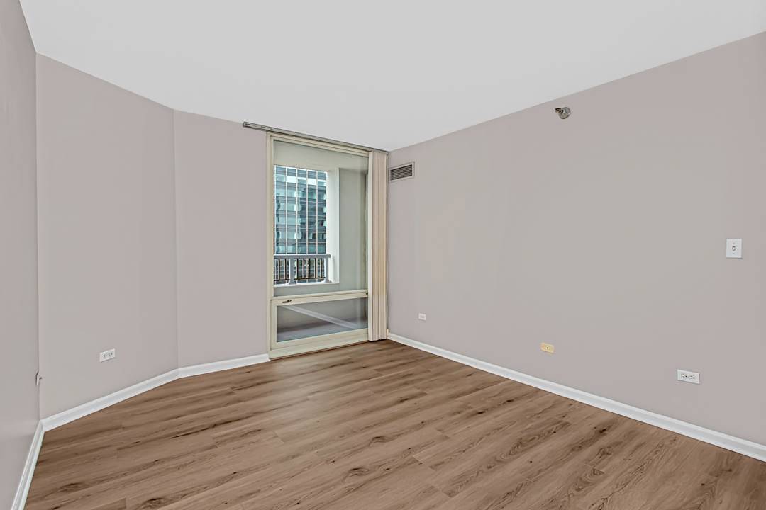 Building Photo - 345 N La Salle Dr