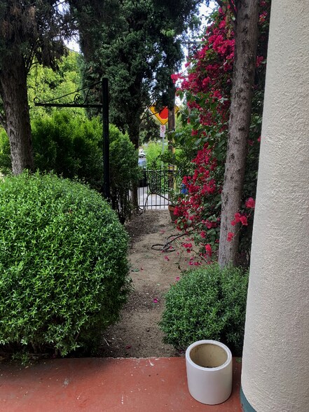 Building Photo - 2025 Cheremoya Ave