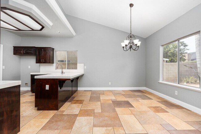 Building Photo - Gorgeous 3 bd. & 2 bath Home with a pool i...