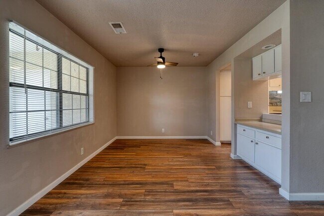Building Photo - 811 Country Club Dr SE