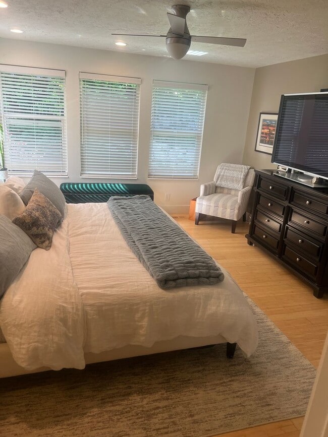 Building Photo - Spacious and Modern 5 Bed, 4 Bath Home