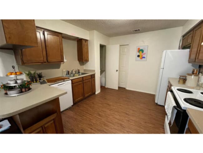 Building Photo - Nice single story duplex unit in NRH