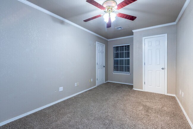 Building Photo - 5 Bed / 2.5 Bath in South Tulsa!