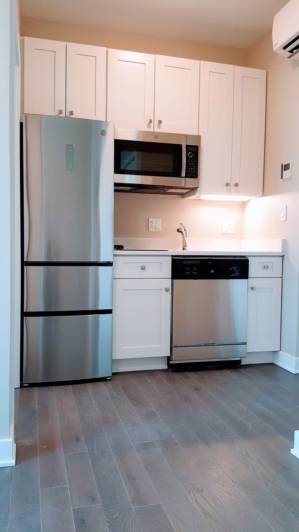 Building Photo - New Micro Studio in Lincoln Park