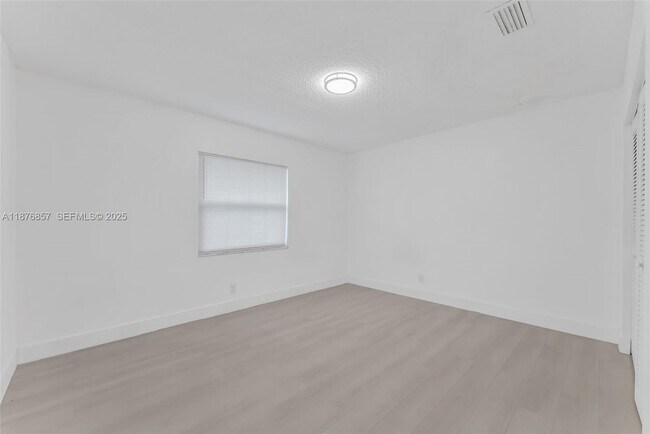 Building Photo - 19 SE 4th Terrace