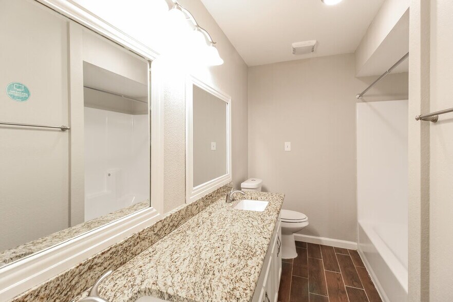 Building Photo - 2601 Valley View Dr
