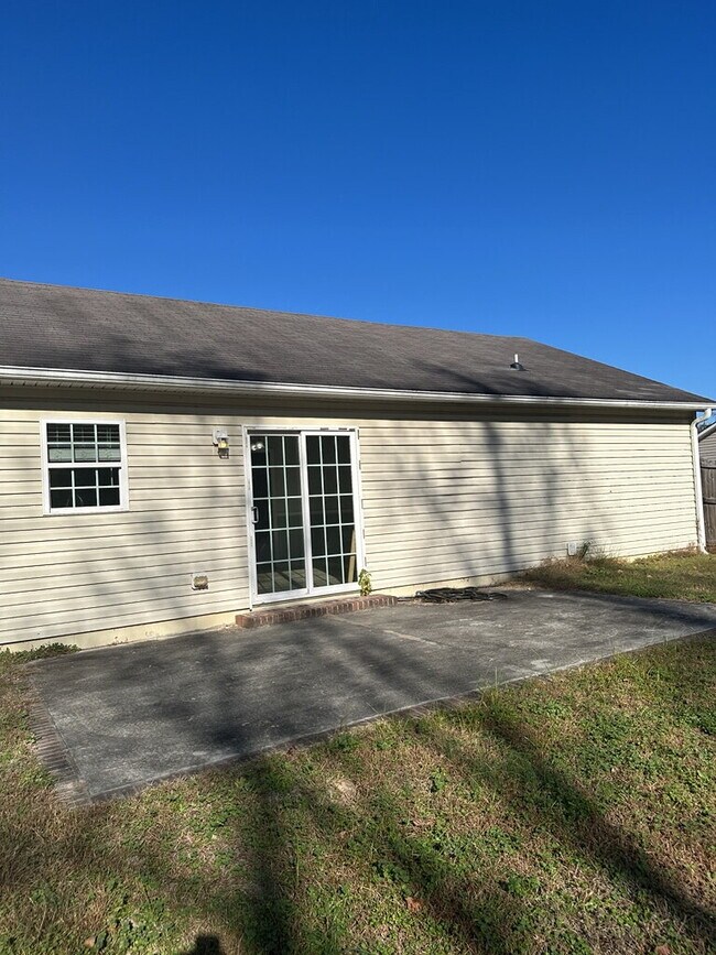 Building Photo - Nice 3 Bedroom, 2 Bath Home in Richlands-303 Rolling Meadow Ct.