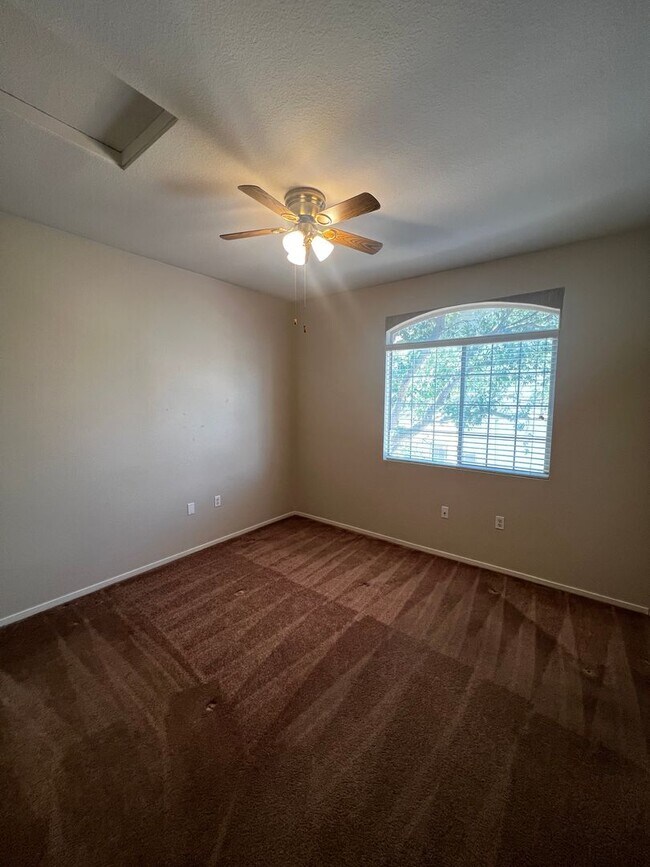 Building Photo - 1830 N Buffalo Dr