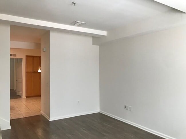 Building Photo - 2BR + 2 1/2BA CONDO AVAILABLE NOW IN BURBANK!