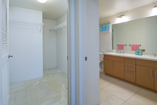 Building Photo - 2 bedroom 2 bath with 2 covered parking Kailua