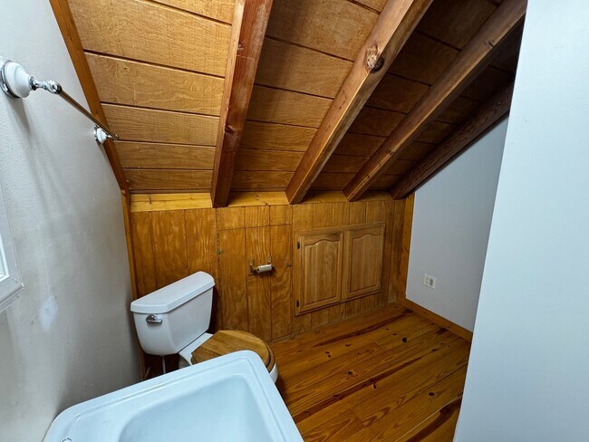 Building Photo - 257 Kim St