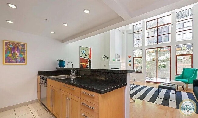 Building Photo - Spacious 1BR|2BA Loft Style Condo in the h...