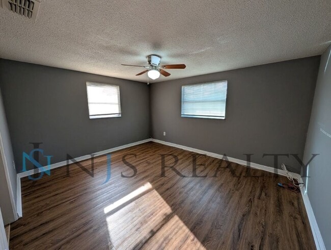 Building Photo - Fabulous 3/1/1 980 Sq. Ft. with NEW AC, NEW flooring, UPDATED kitchen & bath with GRANITE counter...