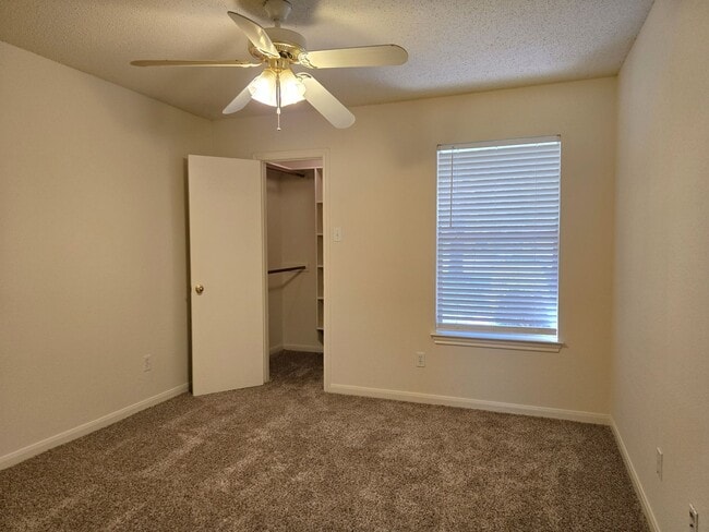 Building Photo - 3/2 Hewitt Duplex