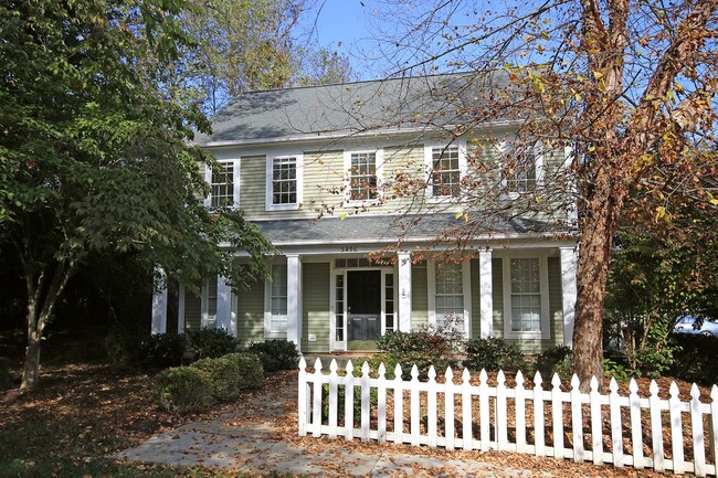 Primary Photo - Dog Friendly End-Unit Crozet Home