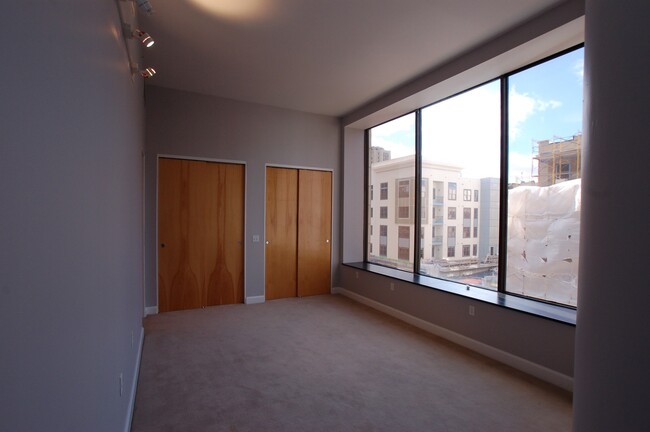 Building Photo - 2-Bedroom Unit Available in Downtown Columbus