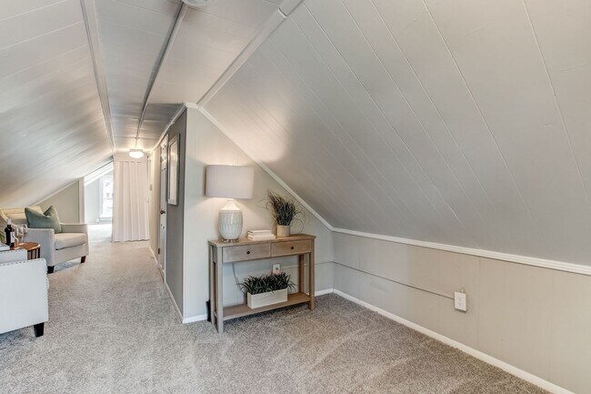 Building Photo - Charming historic home near downtown