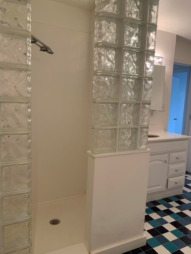 Building Photo - 721 W Main St