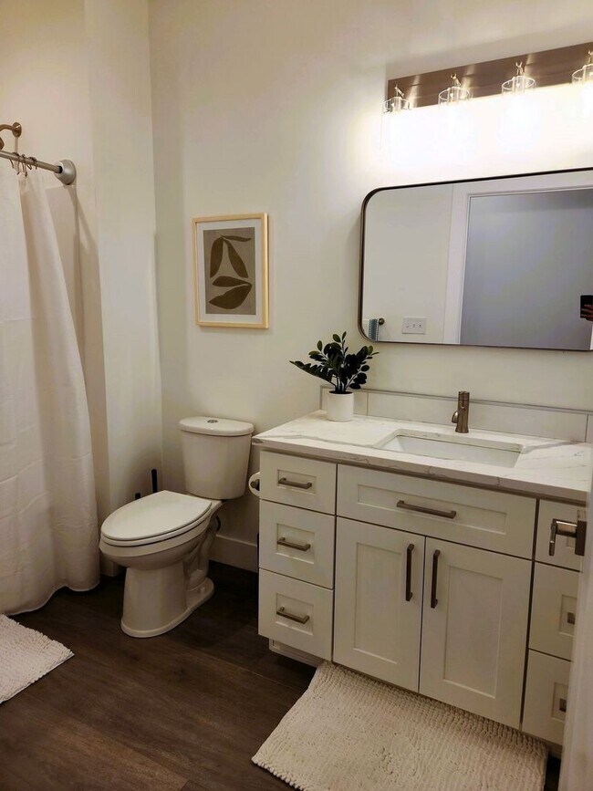 Building Photo - New Modern 4 Bed 2.5 Bath duplex with over...