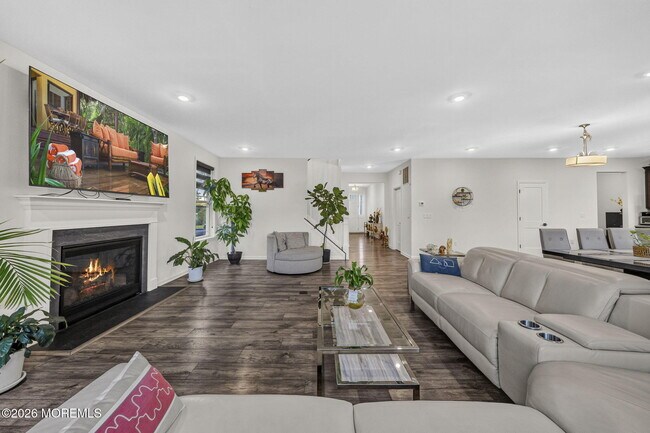 Building Photo - 319 Tulip Ct