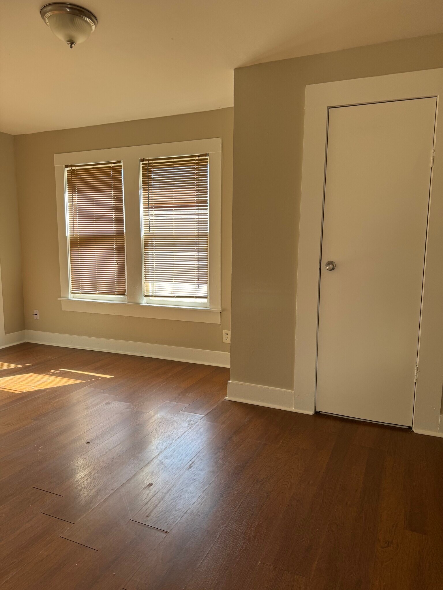 Building Photo - 2004 N Palace Ave