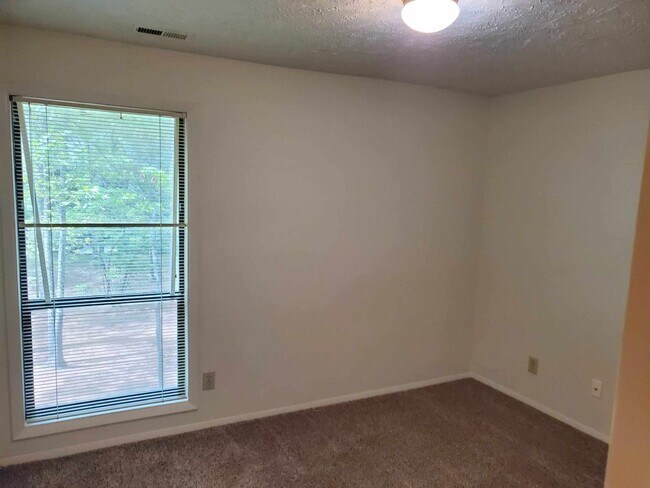 Building Photo - 2 Bedroom, 2 Bath Apartment