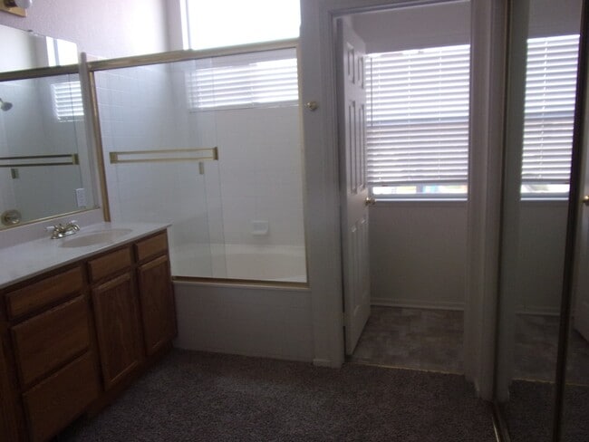 Building Photo - 853 Vassar Dr