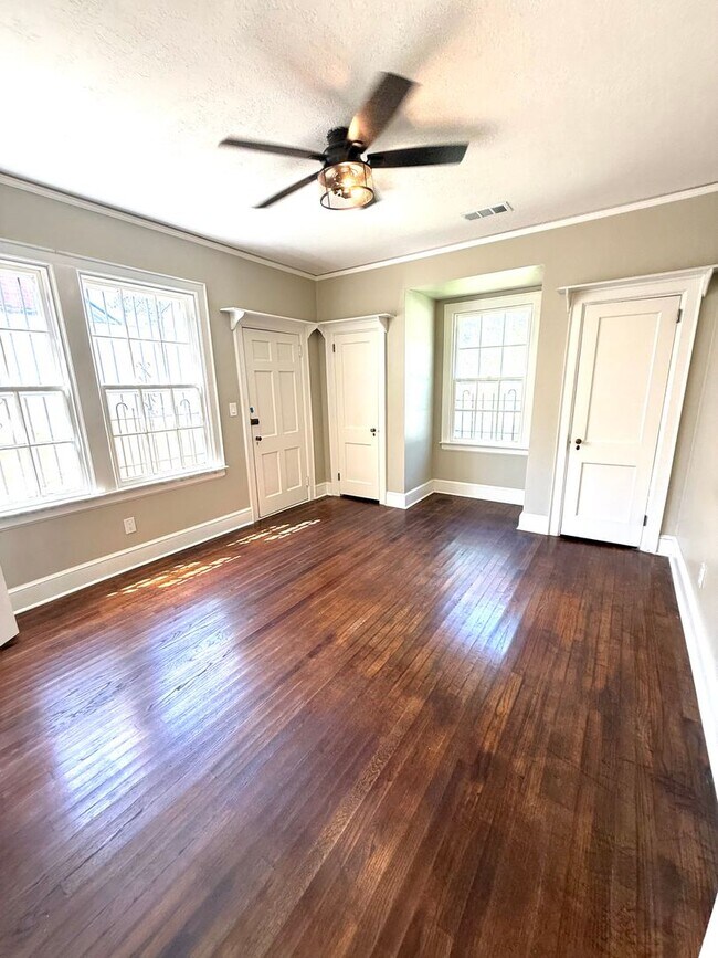 Building Photo - ** 4 Bed 3 Bath located in Old Cloverdale ** Call 334-366-9198 to schedule a self-tour