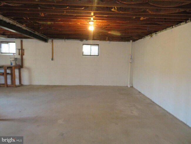 Building Photo - 26 Lakeside Dr