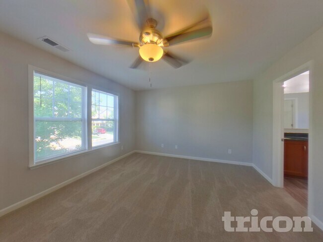 Building Photo - 121 English Oak Lane