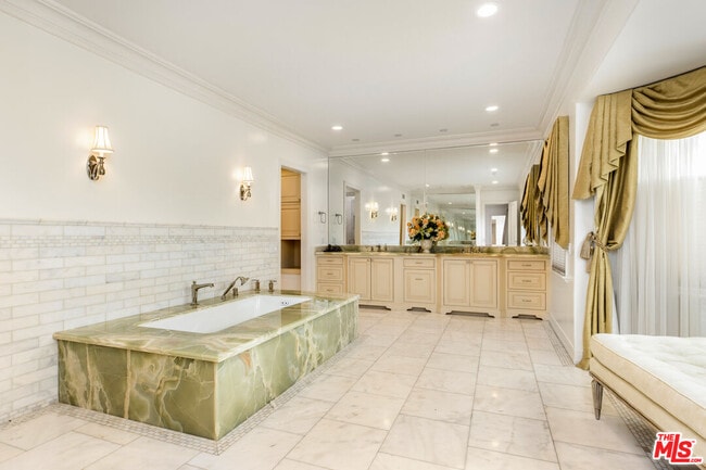 Building Photo - 709 N Maple Dr