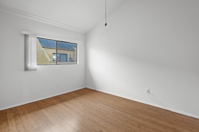 Building Photo - Stylish Pasadena Townhome: 2 Bedrooms, Upd...