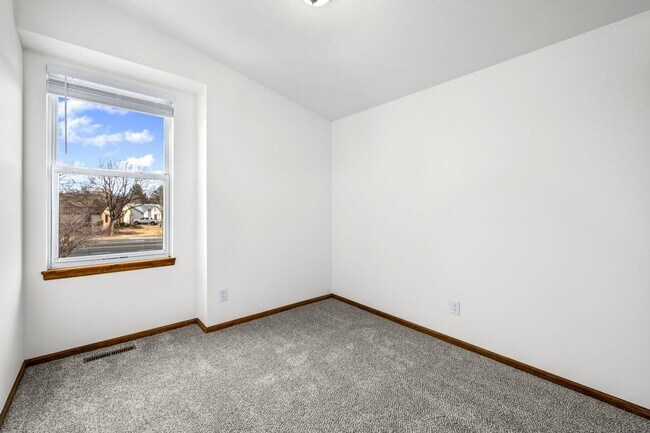 Building Photo - 749 Peregrine Run