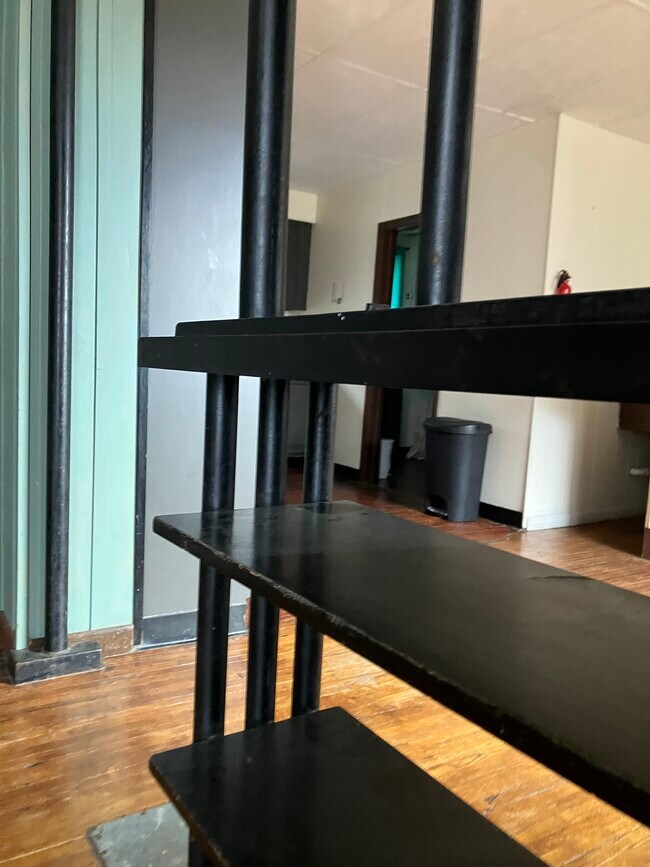 Building Photo - 517 11th Ave W