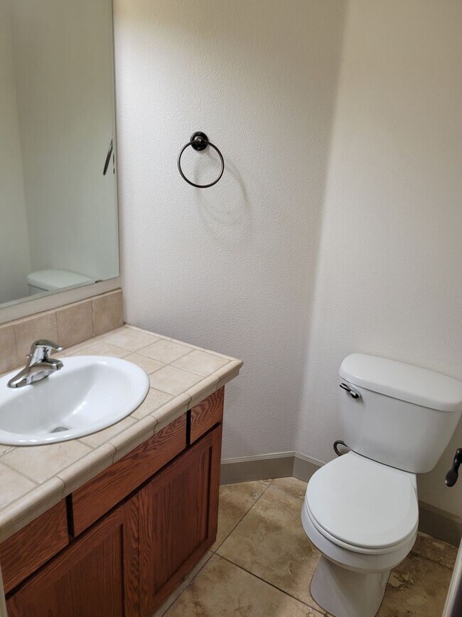 Building Photo - Immaculate 5 Bedroom West Salem Home With a View