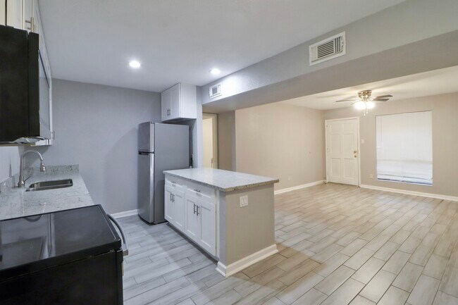 Building Photo - 5929 Queensloch Dr