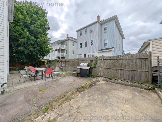 Building Photo - 7-9 Bonner Ave Unit #2