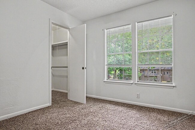 Building Photo - Two level Townhome in DeSoto Courts