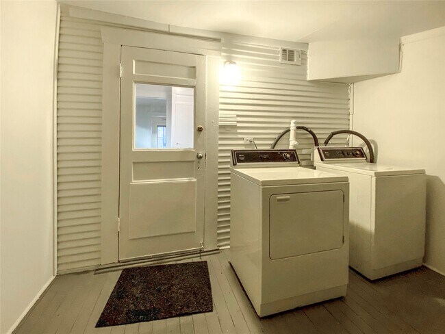 Building Photo - 7924 Ford St