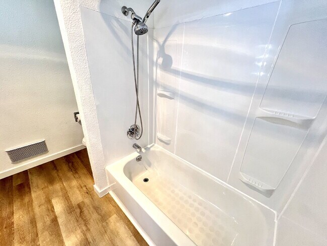 Building Photo - Beautiful Townhome For Rent in the Tranquil Chambers Bay