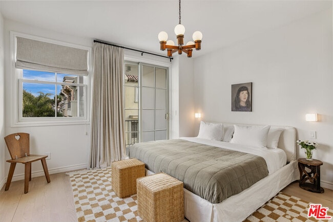 Building Photo - 5201 Vía Donte