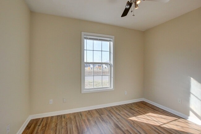 Building Photo - 3 bed 2 bath in the heart of St. B.  Fresh Paint.  Clean and Ready for You.