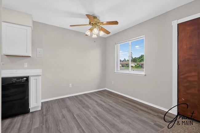 Building Photo - $1550 3 bedrooms