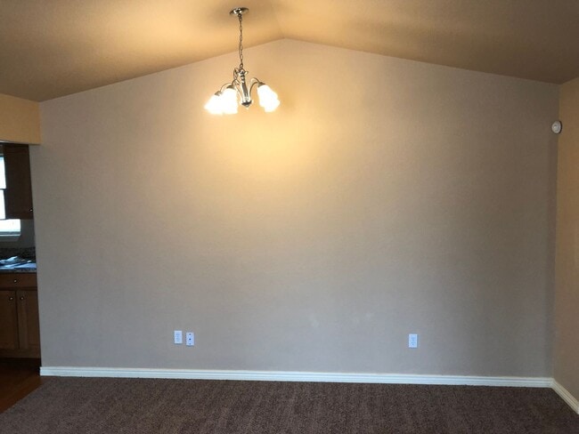 Building Photo - Duplex Town Home Rancher One Level Living