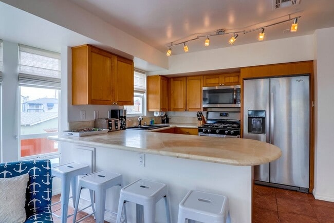 Building Photo - Private Rooftop Deck South Mission Beach